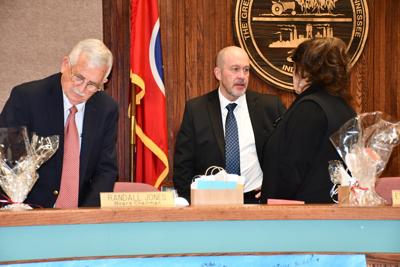 Watch now: Sullivan school board votes 6-1 for Carter contract; he and chairman sign it