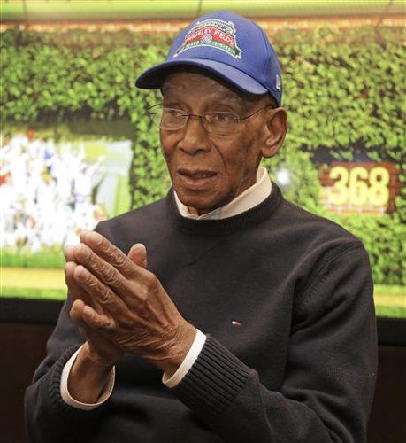 Ernie Banks, baseball pioneer and Cubs legend, dies at 83