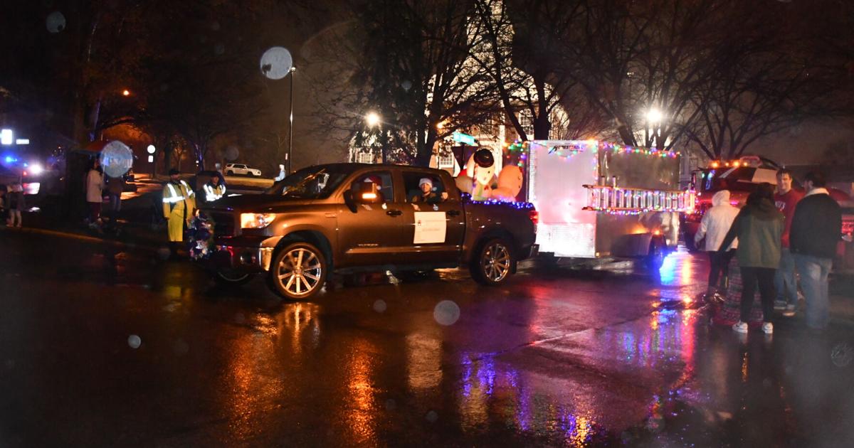 Updated: Kingsport 2023 Christmas parade a wet one, minus marching bands