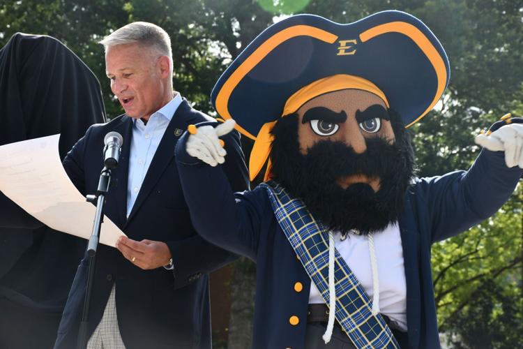ETSU Unveils New Bucky Statue