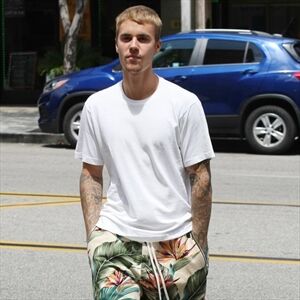 Justin bieber best sale in white shirt