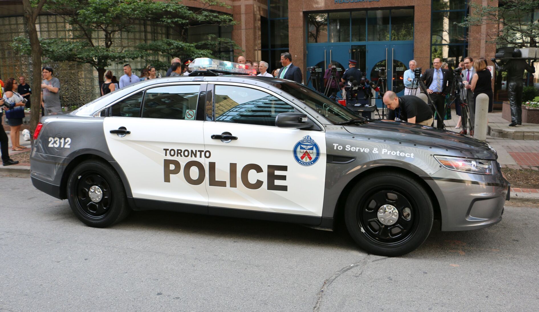 警察　首都 Toronto police unveil new cruiser design