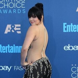 ariel winter dress scars Ariel Winter Shows Her Breast Reduction Scars at SAGs 2016