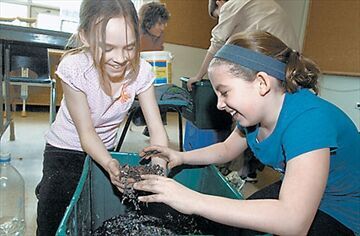 Worms help students turn garbage into fertilizer, News