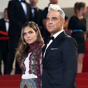 does robbie williams still smoke cigarettes Robbie Williams starts smoking again