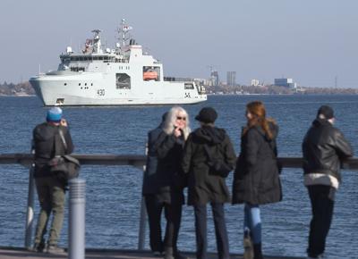 image of 윈저 주민들, HMCS 해리 드울프 전함을 둘러보다