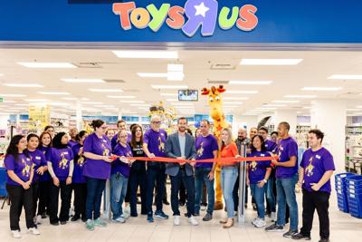 Toys R Us Opens New In North York