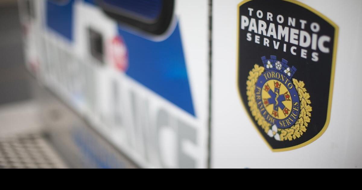 警方表示，在多伦多一名妇女和一名儿童据称被汽车撞击