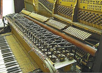Wurlitzer is the real star of silent film screening at Casa Loma