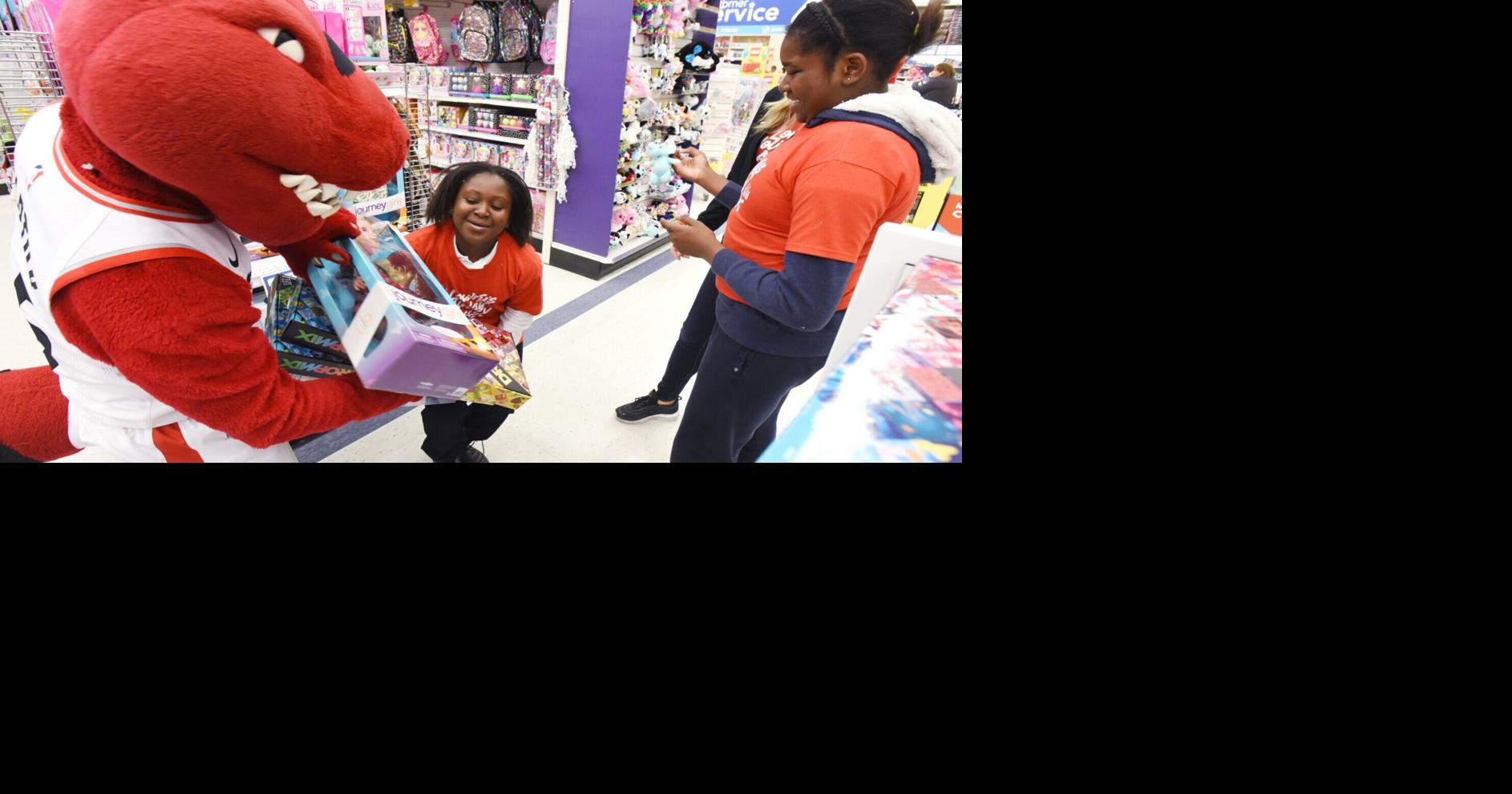 Kyle Lowry treats Etobicoke kids to Toys 'R' Us shopping spree Life