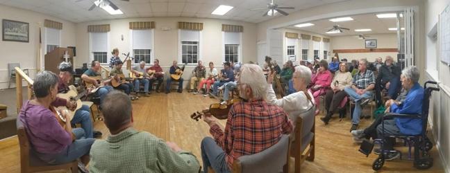 Picker and audience at CCCC Jam Session.jpeg