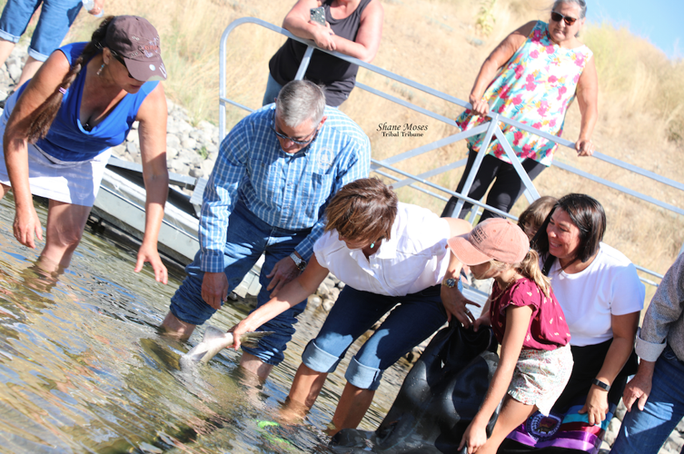 Congressional Representatives take part in releasing Salmon back into the Columbia River