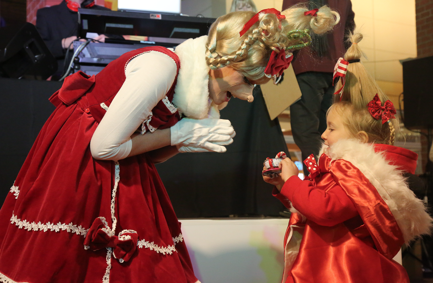 Shopping Center Building Whoville For Annual Tree Lighting Sunday Lifestyle Tribuneledgernews Com