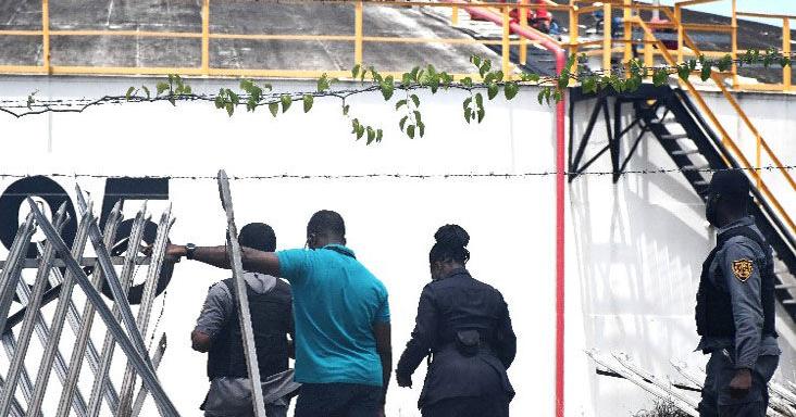 Man threatens to jump from Paria fuel tank - Vimarsana News