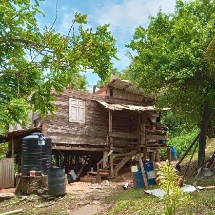 Strong winds tear off roof - Vimarsana News