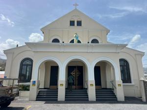 "I caught you"- Priest chases away bandits