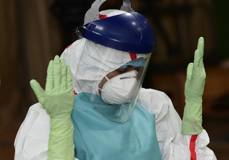 peralatan perang: Dokter perawatan primer Dr Aneesha Gopaul menampilkan peralatan keselamatan dan perlindungan untuk digunakan oleh dokter jika terjadi wabah COVID-19 atau penyakit berbahaya lainnya di kantor Kementerian Kesehatan di Port of Spain pada hari Rabu.