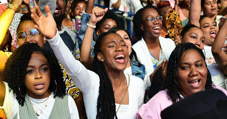 Thousands sing in praise