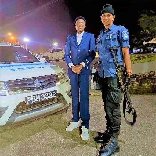 Car stalls: Cops take teen to his graduation - Vimarsana News