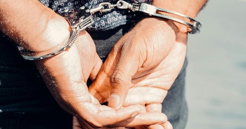 Polizei: Mann mit 30.000 US-Dollar festgenommen; Berichte über mutmaßliche ...