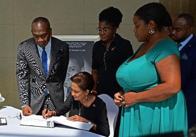 Kamla signs book of condolence for Sparrow