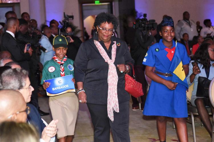 heads meet in T&T Photo Gallery