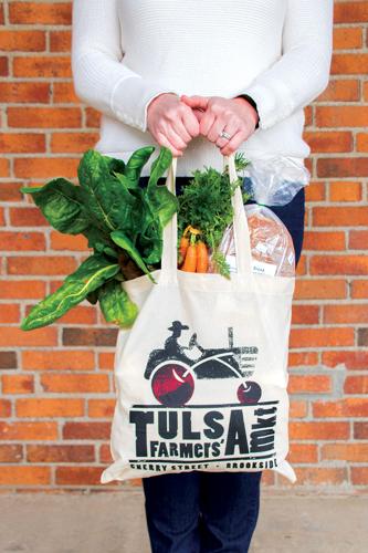 Local Shoppers Buy Vegetables Editorial Photo - Image of green