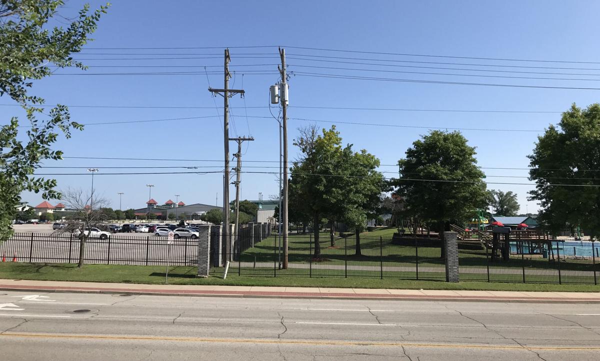 Man Shot 10 Times In Rolling Gun Battle Near Safari Joe S Crime News Tulsaworld Com