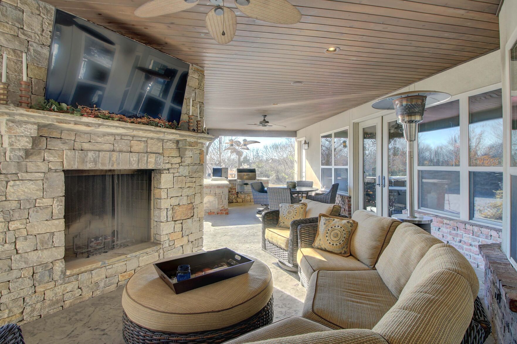 OUTDOOR LIVING AREA