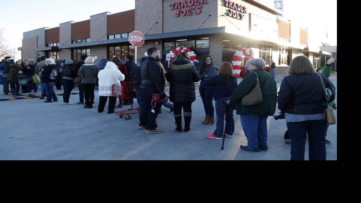 Hundreds Flock To Trader Joe S Grand Opening In Brookside