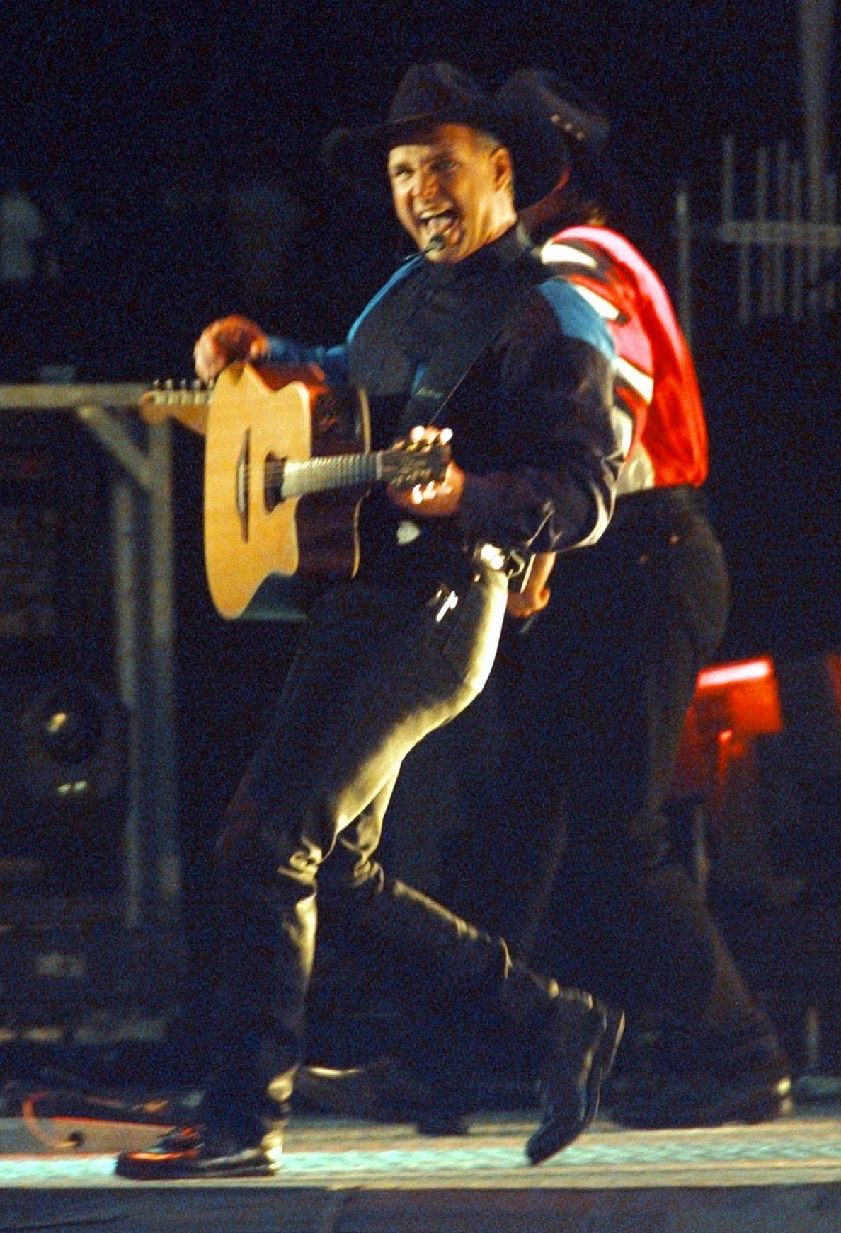 Throwback Tulsa: Garth Brooks hosts at least 300K in free ...