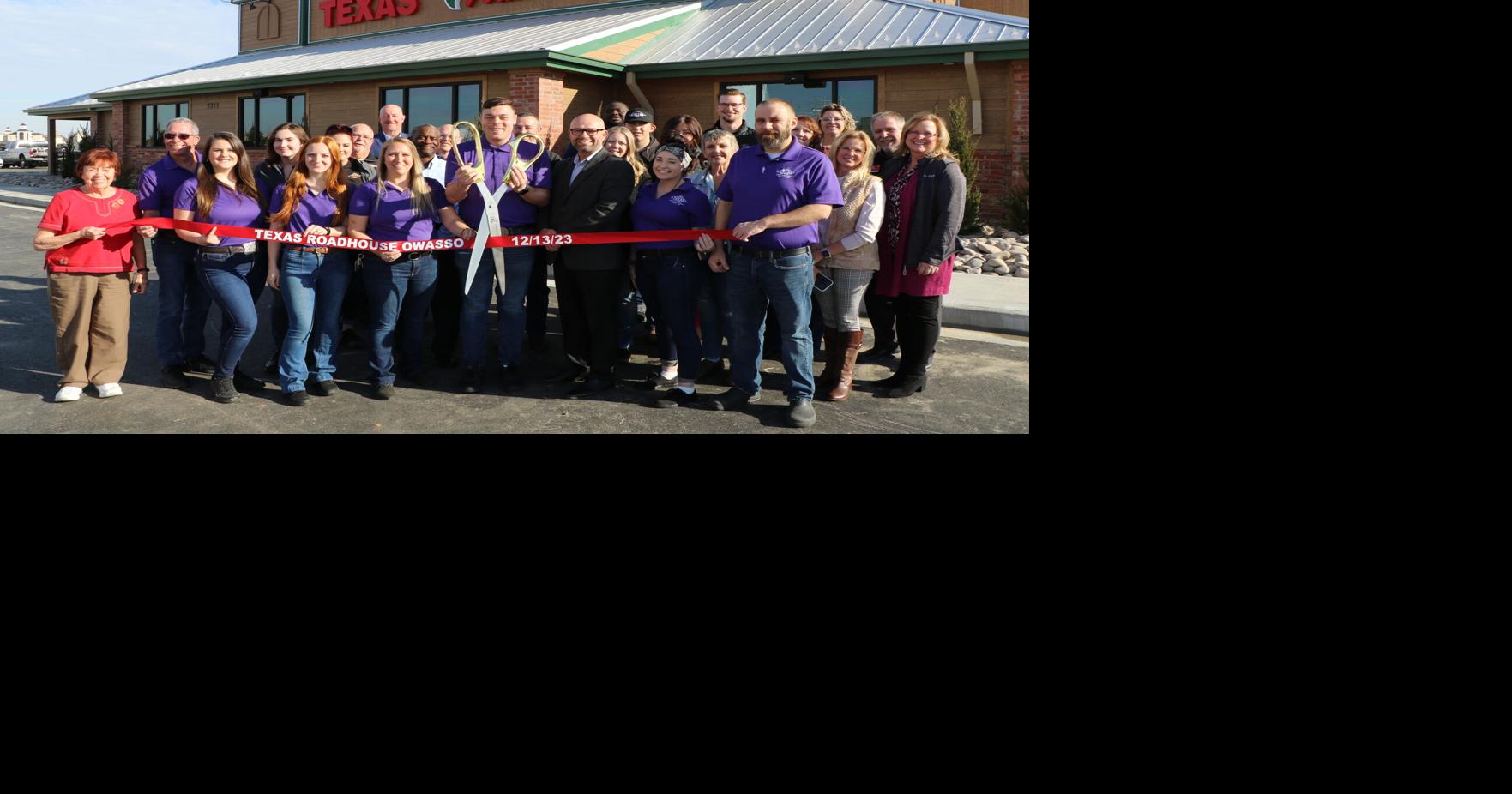 Texas Roadhouse opens, cuts ribbon with Owasso Chamber of Commerce