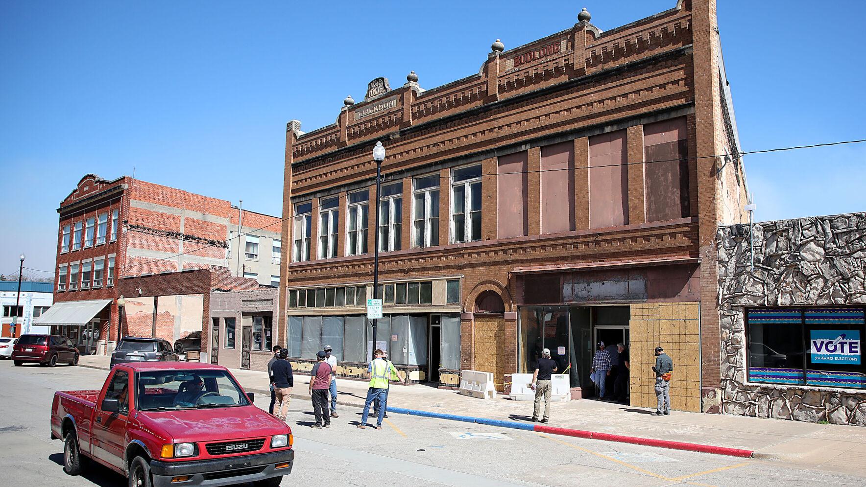 Front Row Seat Pawhuska Braces For Filming Of Killers Of The Flower Moon Entertainment Tulsaworld Com Front Row Seat Pawhuska Braces For Filming Of Killers Of The Flower Moon Entertainment Tulsaworld Com