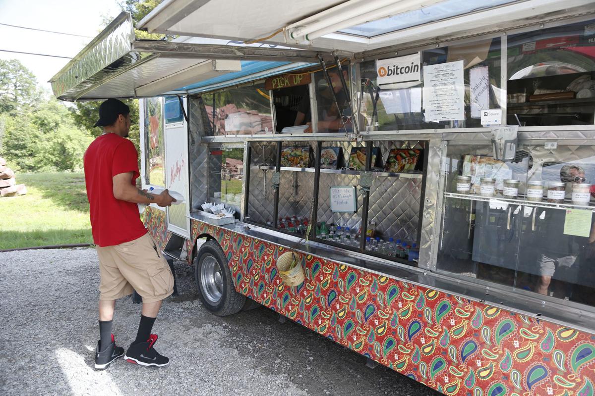 Mollys Taqueria Food Truck Drawing Crowds For Its Street