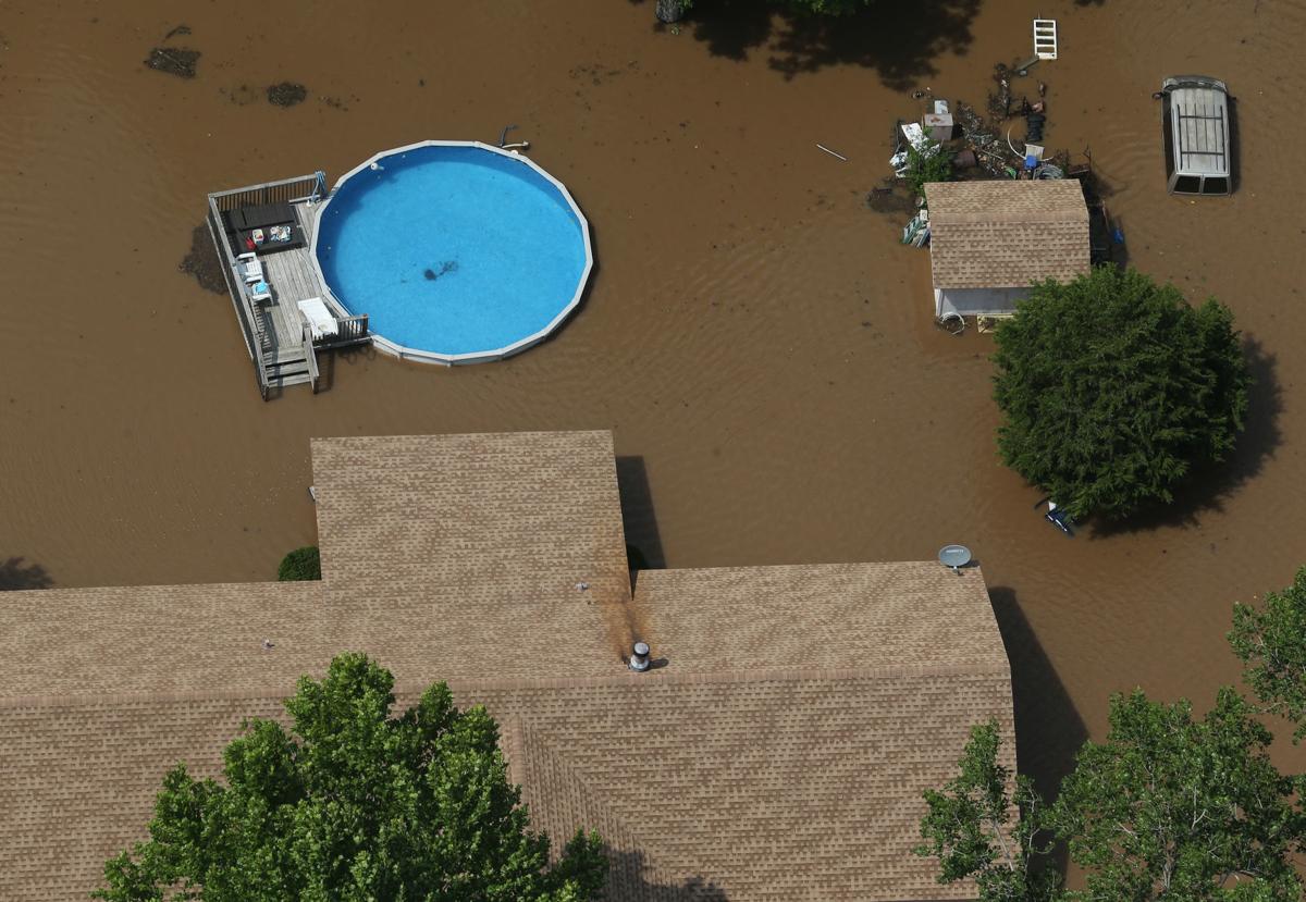 'Everybody's losing everything' Sand Springs residents evacuate as