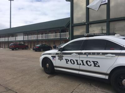 Man Shot In Room At East Tulsa Hotel Tulsa Crime News Tulsaworld Com