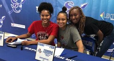 Chieftains trio signs