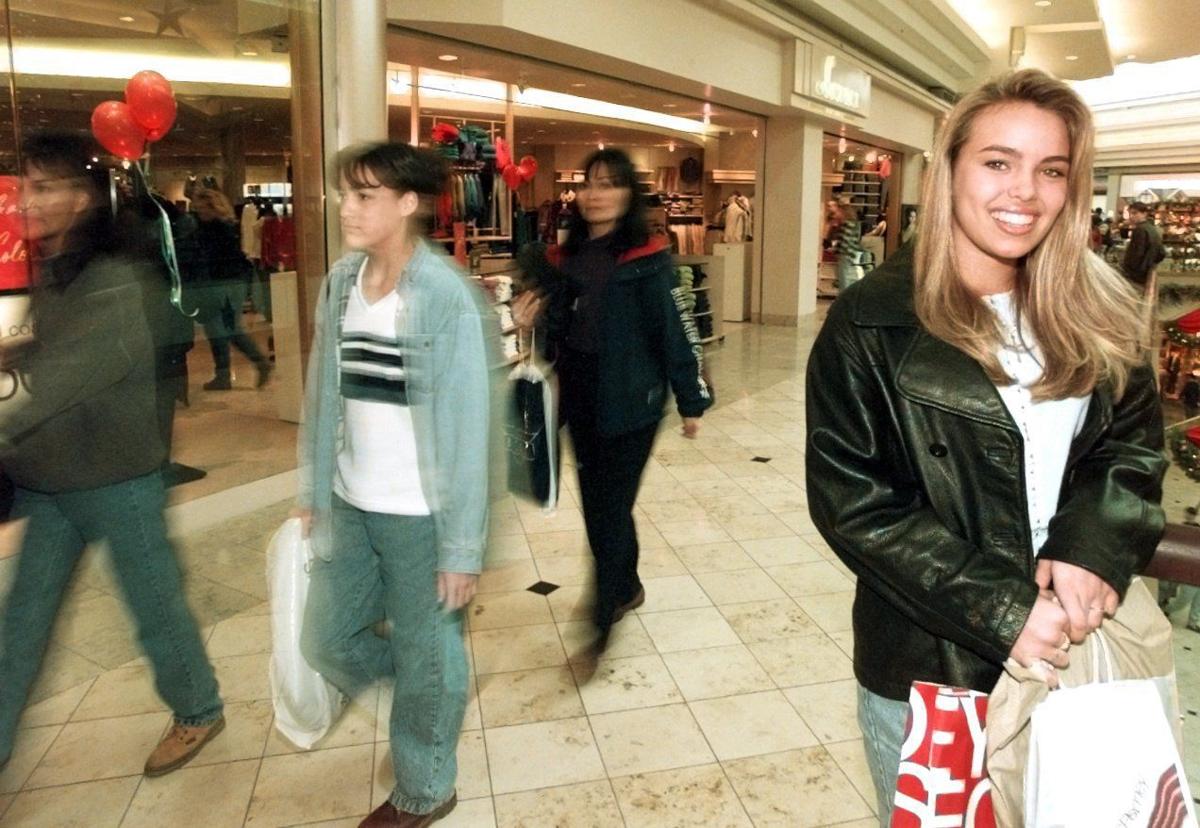 Woodland Hills Mall Lands Global Fashion Retailer H M Business