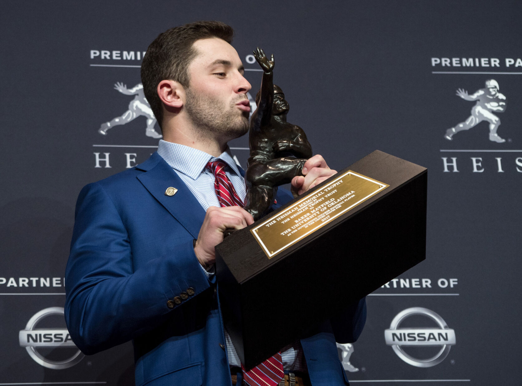 'A guy in motion': Sculptor Brian Hanlon captured Baker Mayfield's ...