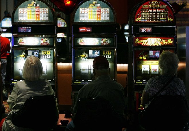 How are slot machine payouts determined cash