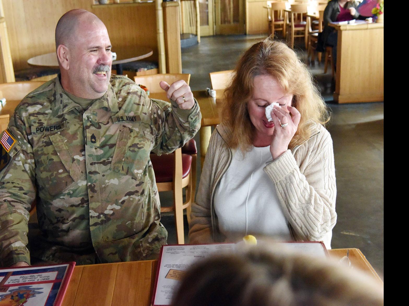 Soldier S Early Return From Sixth Tour Of Duty Surprises Wife State And Regional News Tulsaworld Com