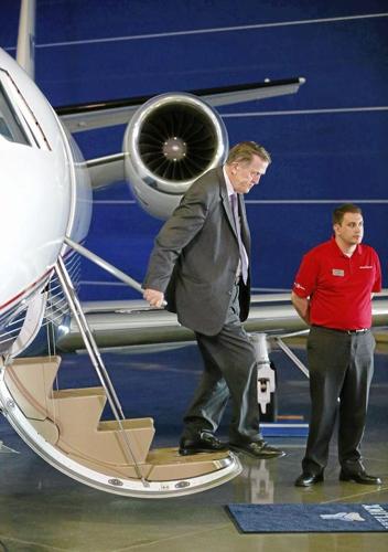 Hundreds turn out for Jet Linx grand opening