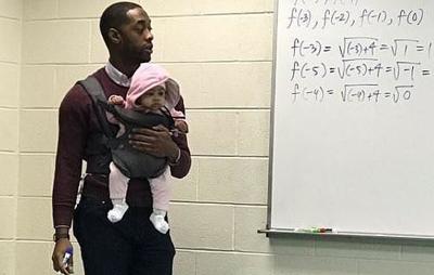 USA: Un professeur porte le bébé de son élève pendant qu'elle suit le cours-Photos