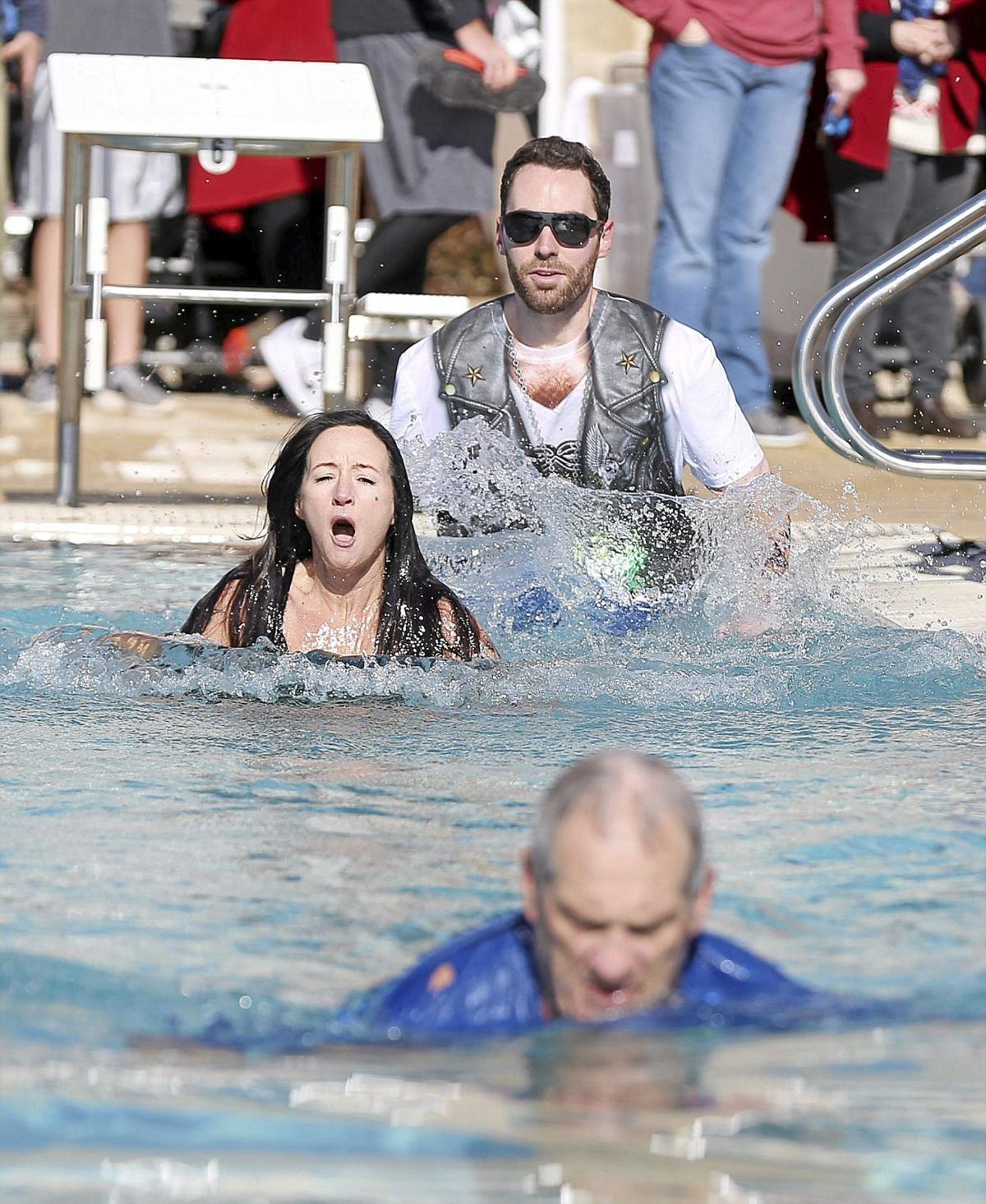 Photo Gallery: Hundreds dive into freezing pool on New ...