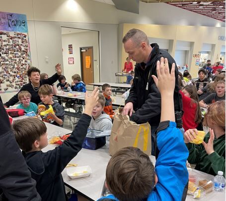 Deputies have lunch with fifth graders