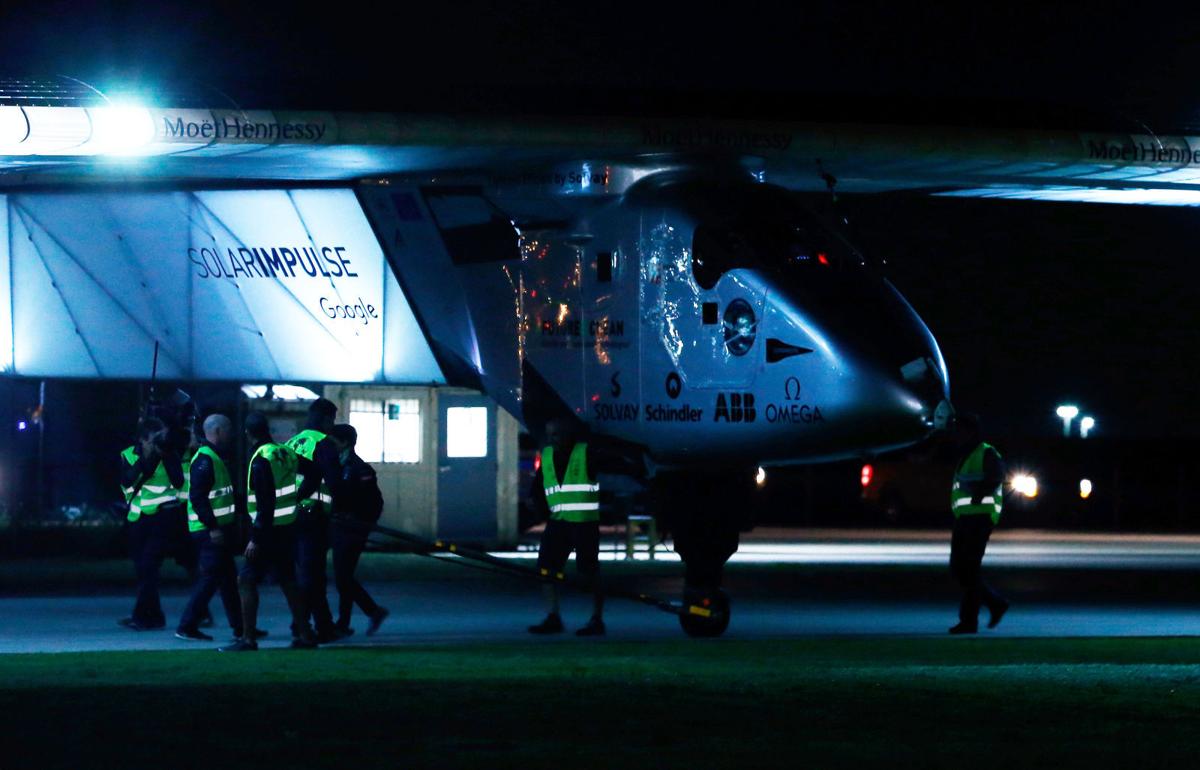 Photo Gallery Solar Impulse Plane Lands At Tulsa International Airport Latest Headlines Tulsaworld Com