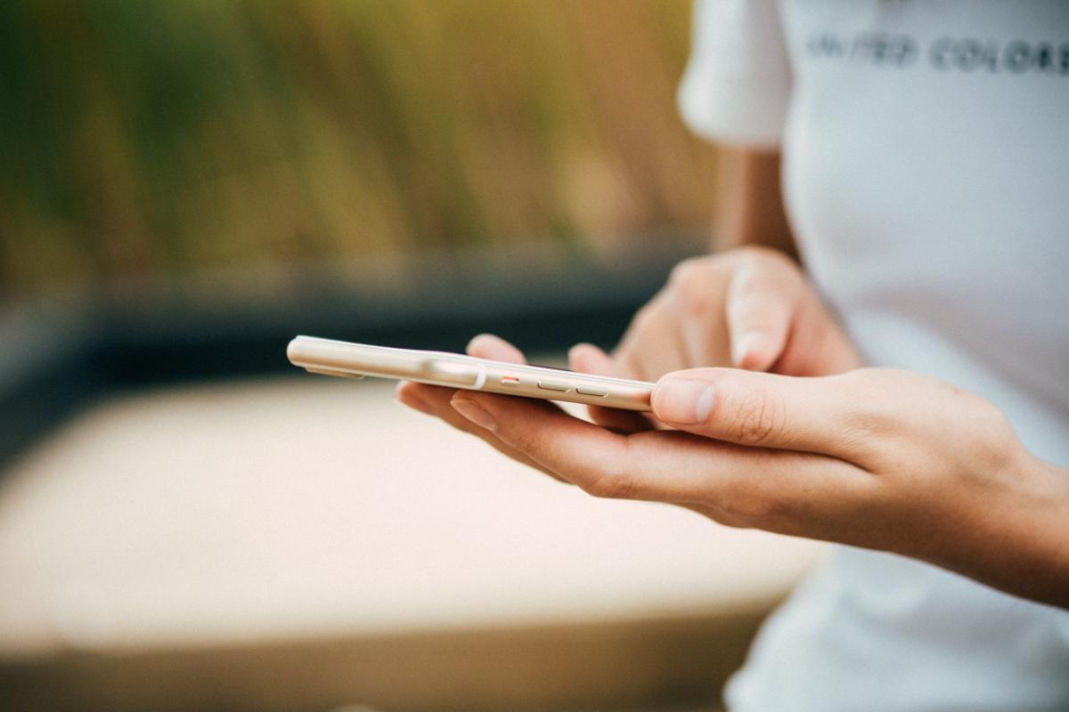 blur-cellphone-close-up-369376.jpg