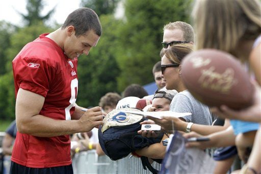 Oklahoma's Heisman winning quarterback Sam Bradford smiles while fielding  questions from reports during a news conference Saturday, Jan 3, 2009 in  Fort Lauderdale, Fla. Florida plays Oklahoma in the BCS Championship NCAA