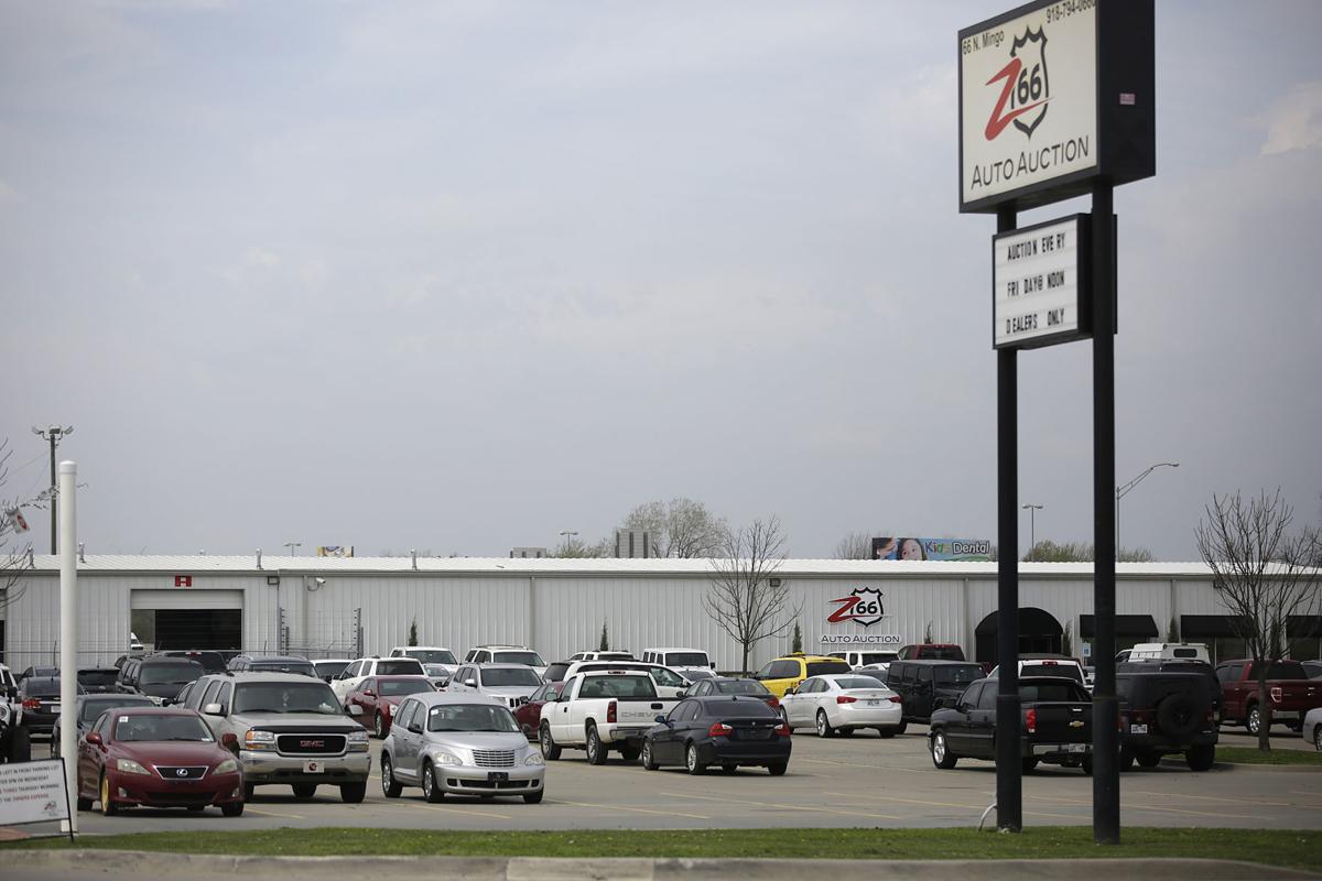 A Crowd Gathered At A Tulsa Auto Auction Friday Here S How