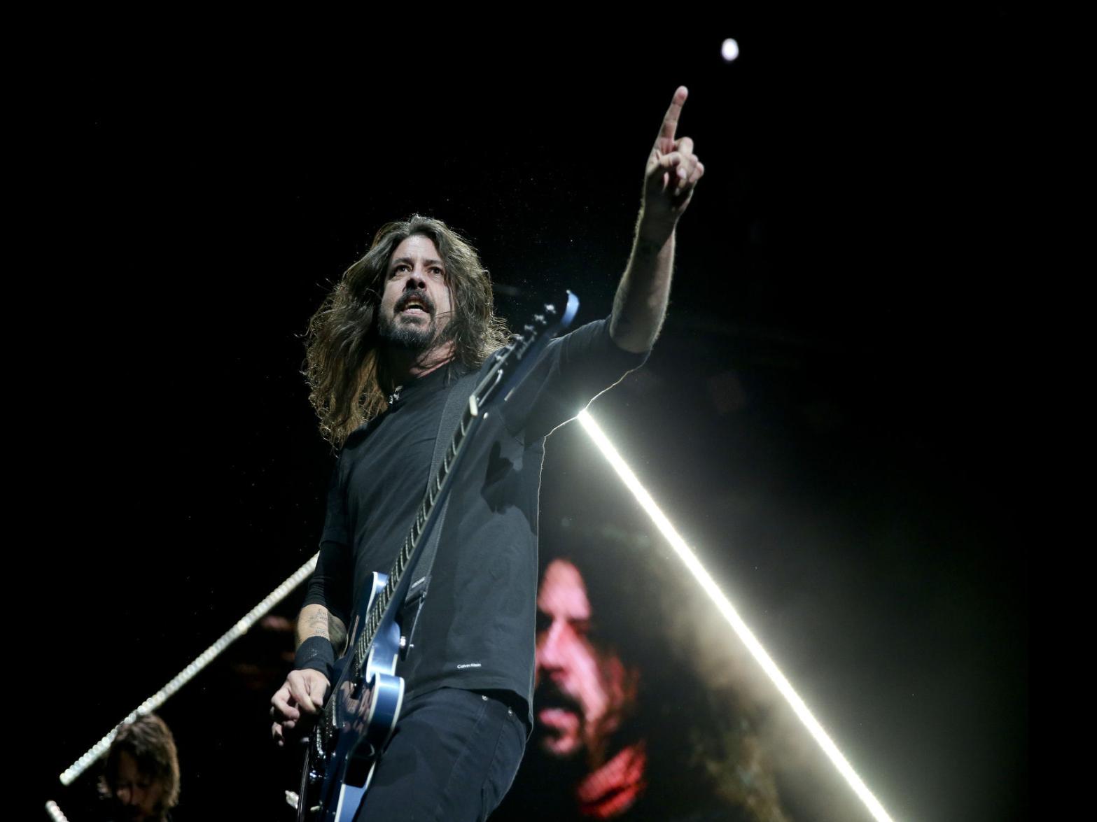 Review Foo Fighters Performs More Than 2 Decades Worth Of Songs Entertainment Tulsaworld Com